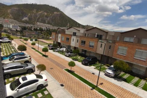 Vista aérea de las casas y parqueaderos del conjunto privado en Pomasqui, Quito