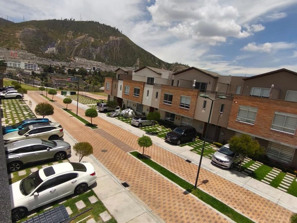Vista aérea de las casas y parqueaderos del conjunto privado en Pomasqui, Quito