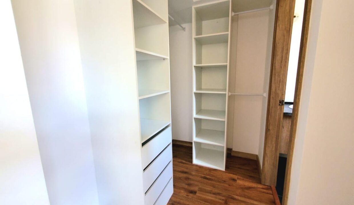 Walking closet del dormitorio máster de la casa en venta en Pomasqui, Quito