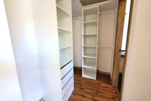 Walking closet del dormitorio máster de la casa en venta en Pomasqui, Quito